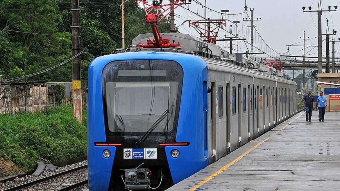 Trem azul da SuperVia em estação, com homens caminhando na plataforma e rede elétrica